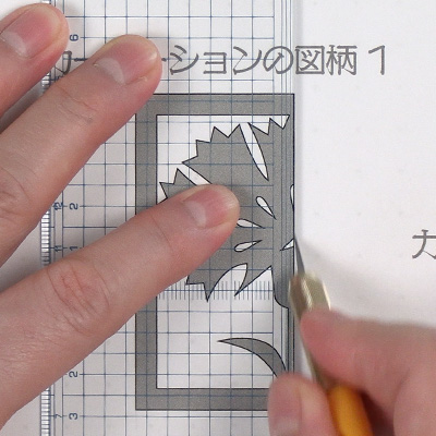 折り紙・切り紙、カーネーション（4つ折り編）